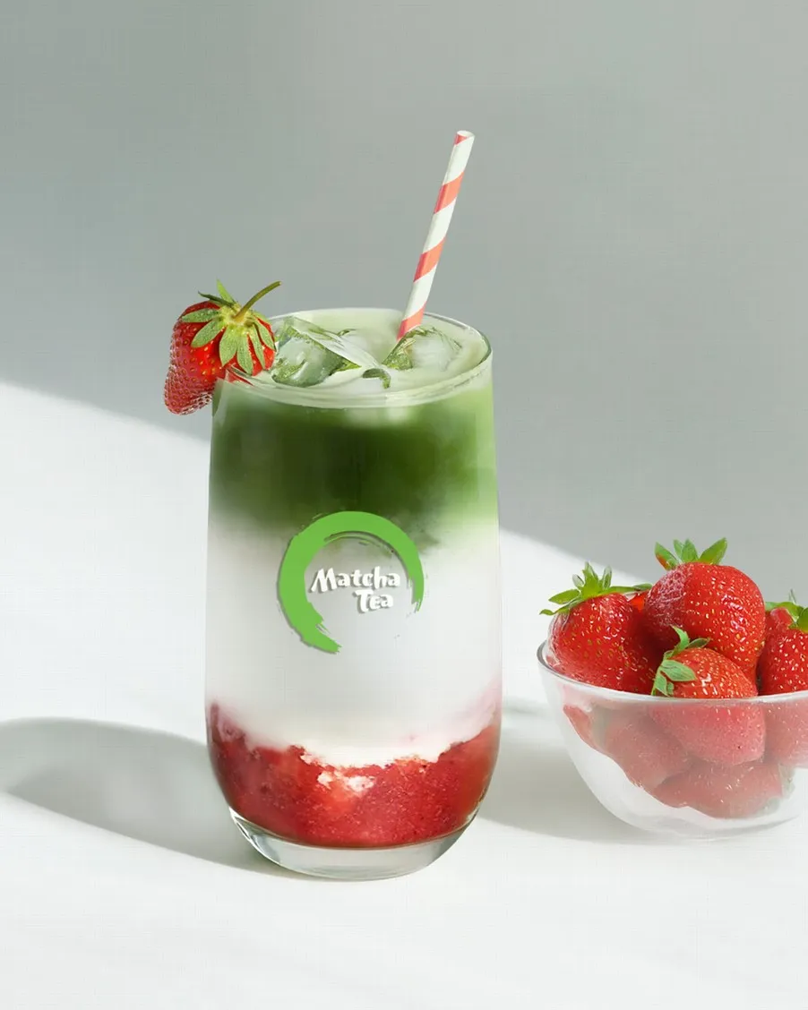Matcha na léto: 7 ledových receptů na osvěžení 5 Matcha strawberry bliss s jahodou
