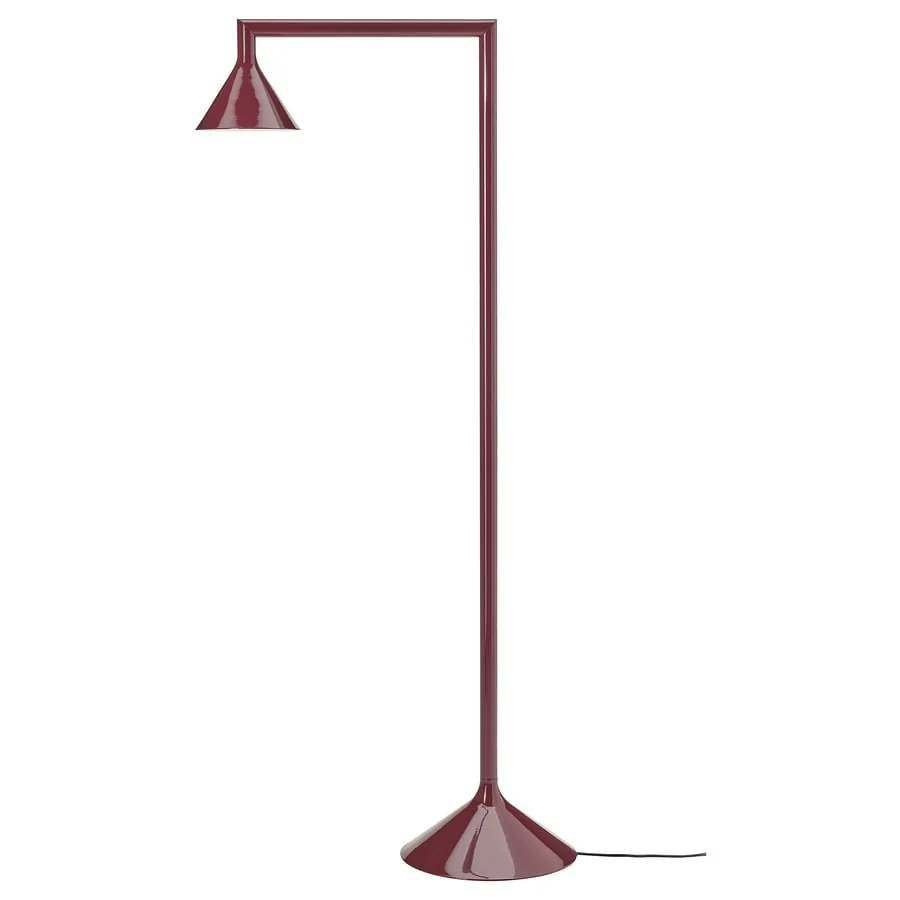 IKEA PS 2026: Nová kolekce s nafukovacím křeslem Knäbäck, ceny od 69 Kč 6 Tmavě červená stojací lampa, 182 cm