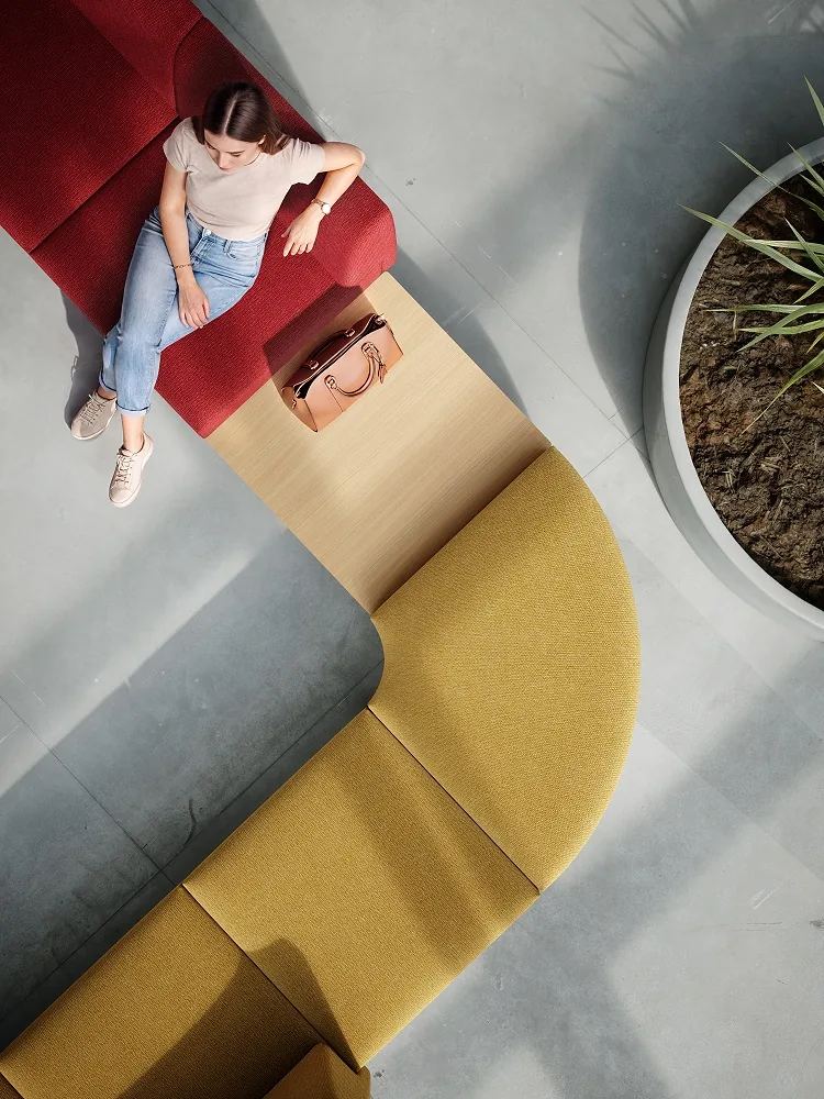 LD Seating uvádí modulární sezení Pod a Nido Bench: Sestavu složíte sami 17 Žena sedící na červené lavici Nido Bench s dřevěným odkládacím dílem