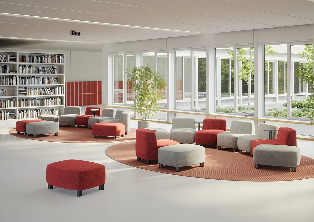 LD Seating uvádí modulární sezení Pod a Nido Bench: Sestavu složíte sami 1 Červené a šedé pufy Pod v prosvětlené knihovně s výhledem do zeleně