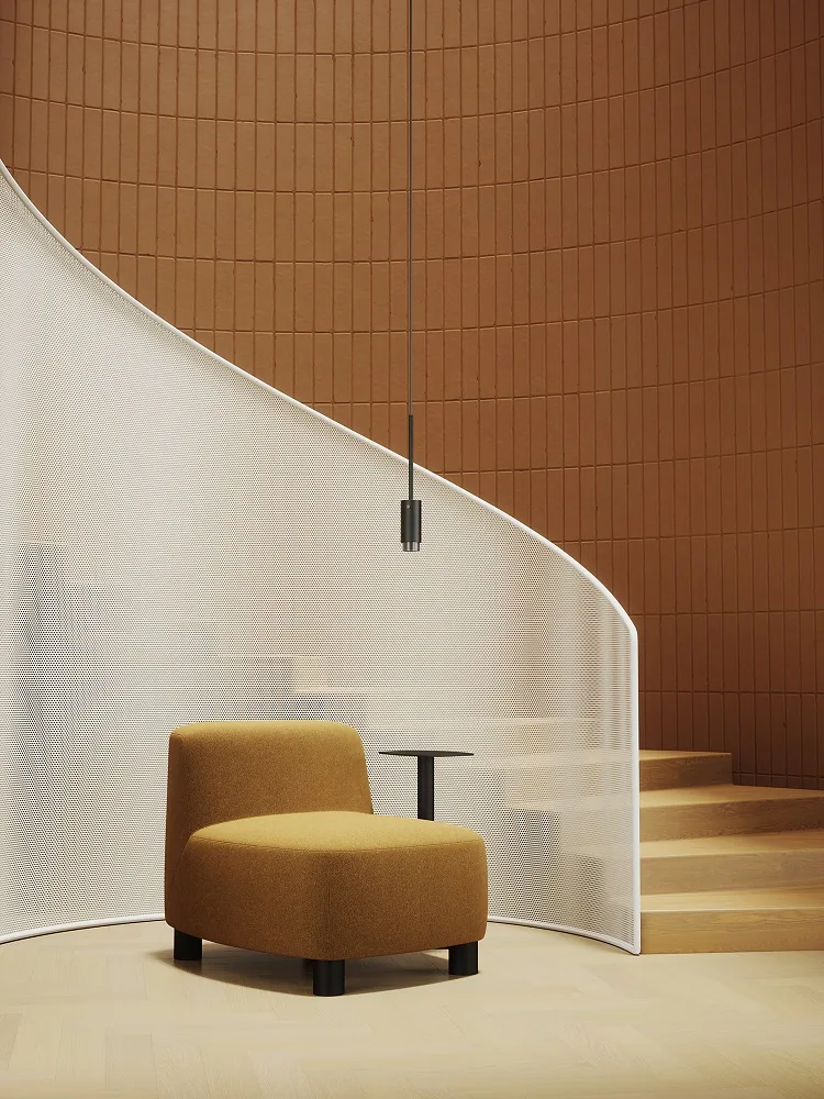 LD Seating uvádí modulární sezení Pod a Nido Bench: Sestavu složíte sami 3 Hořčicové křeslo Pod s nízkým opěrákem a odkládacím stolkem u perforované stěny