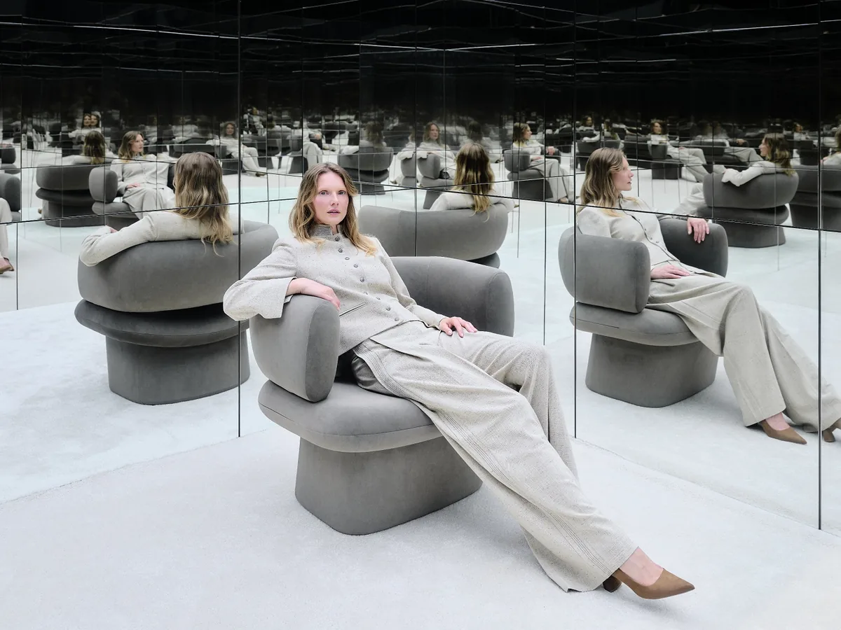 Z jednoho křesla celá kolekce: Lucie Koldová navrhla pro LD Seating sezení Dafna 6 Šedá lounge křesla Dafna v místnosti se zrcadlovými stěnami